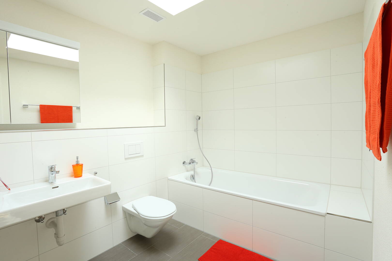 Helles, modernes Badezimmer mit Badewanne und Waschbecken