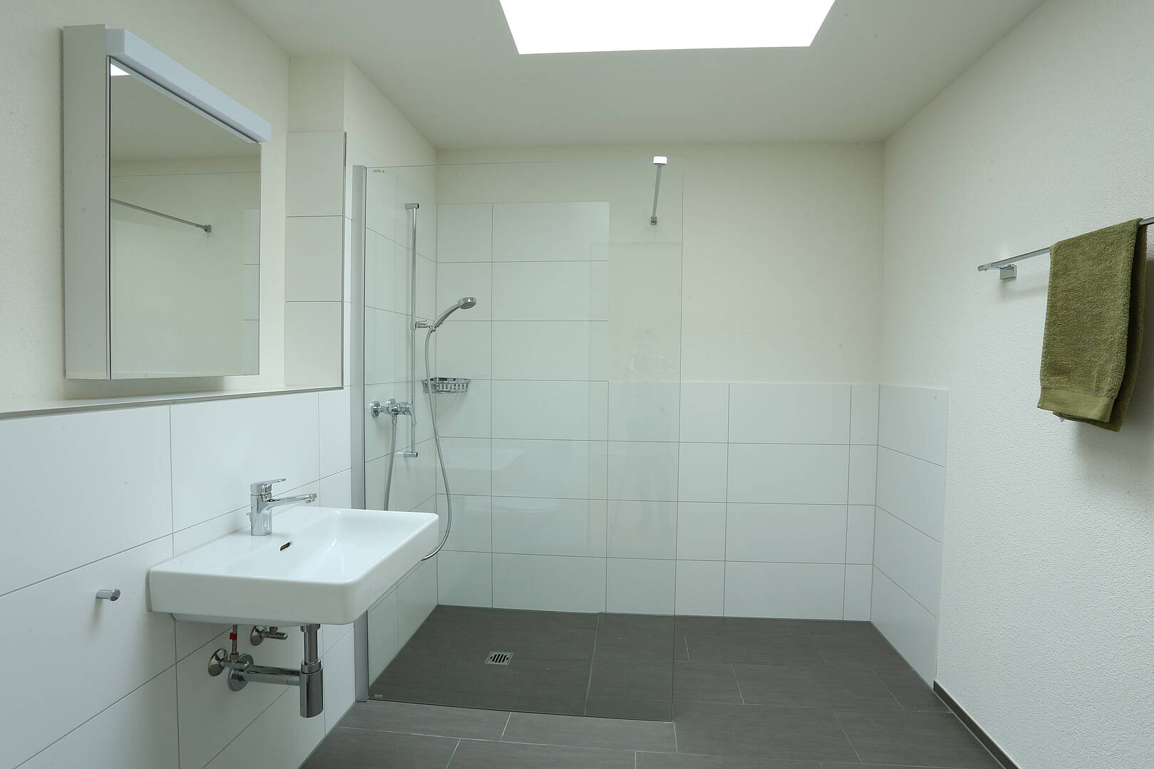 Modernes Badezimmer mit Dusche und Waschbecken