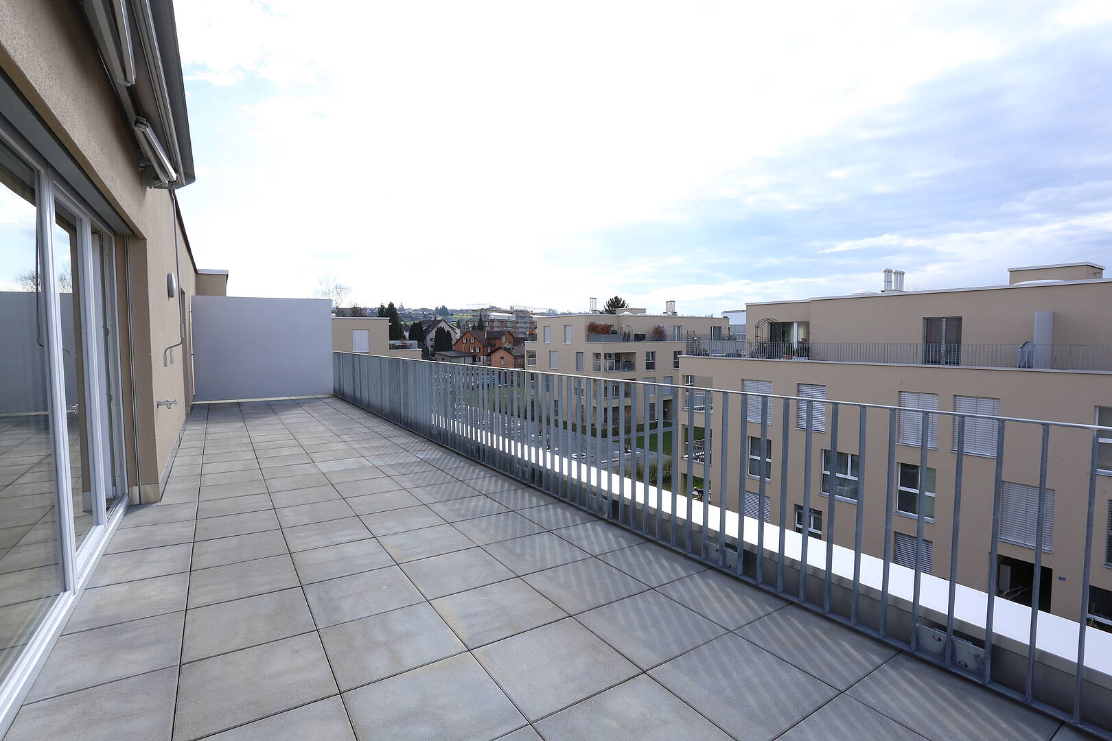 Große Dachterrasse mit Stadtblick