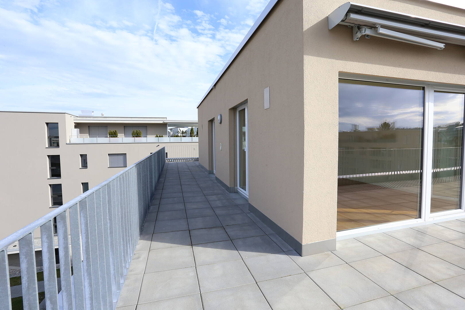 Moderne Dachterrasse mit Glasfronten