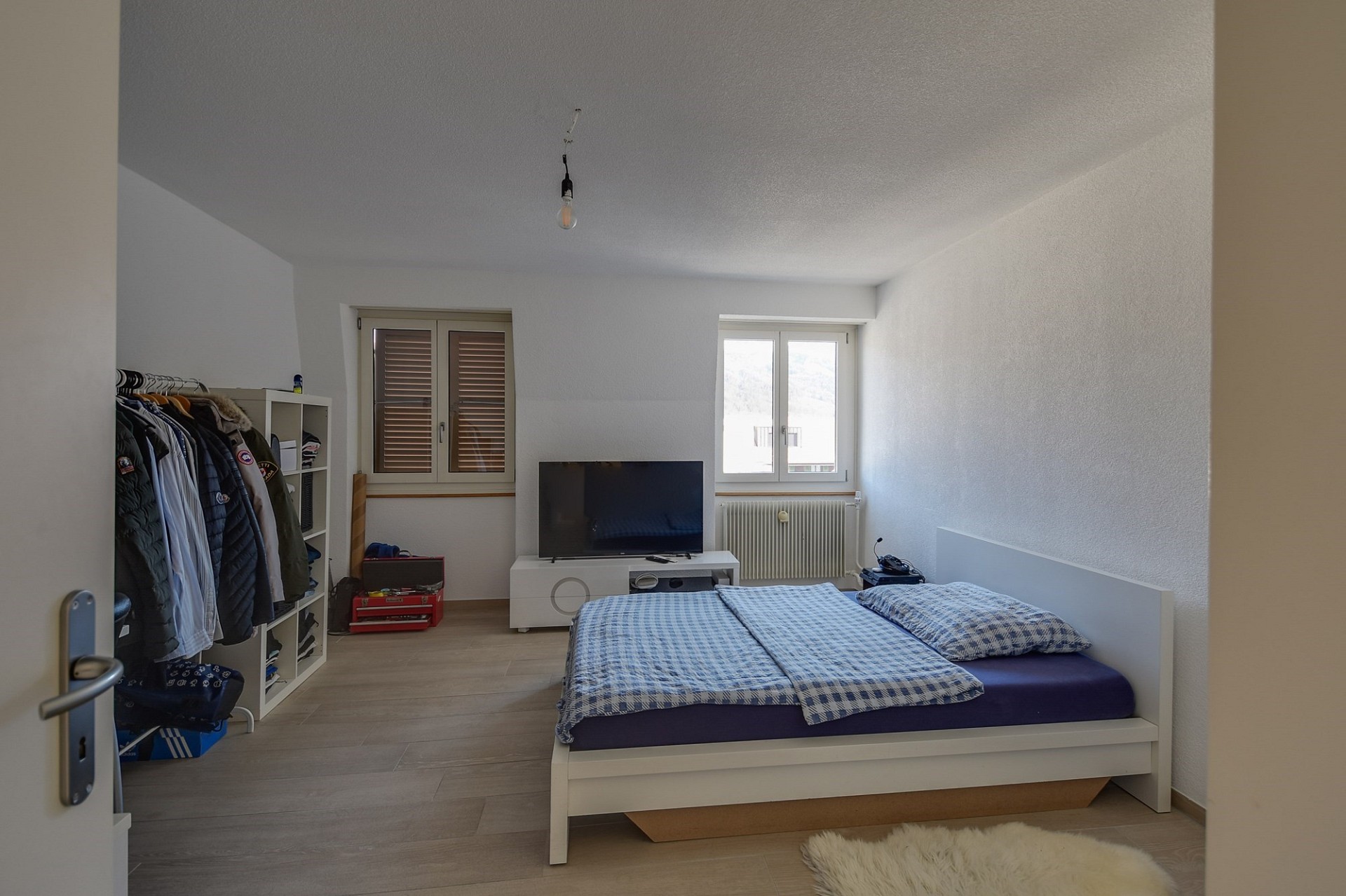 Schlafzimmer mit Schrankwand und TV
