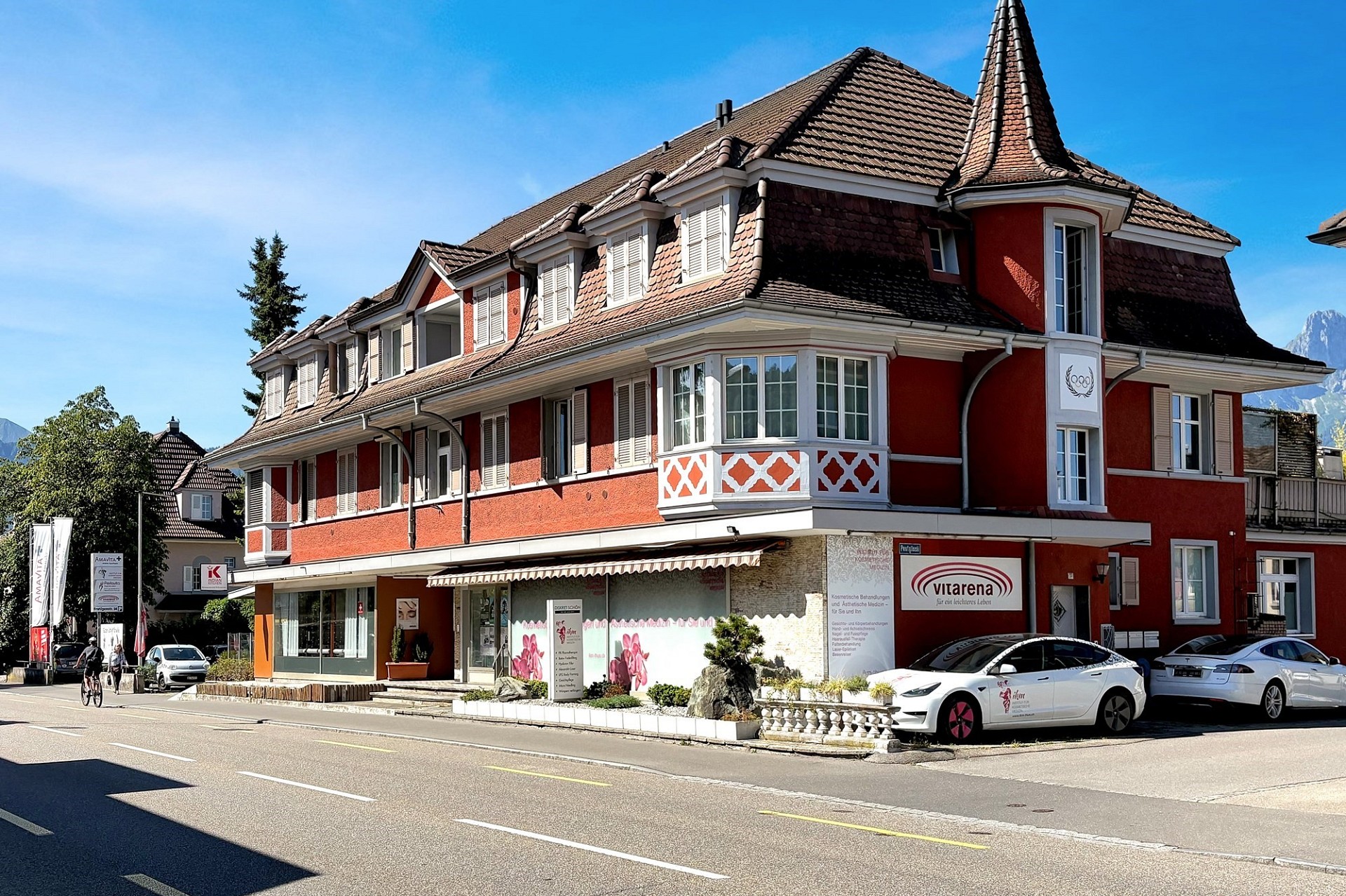 Historisches Wohn- und Geschäftshaus an einer Straße
