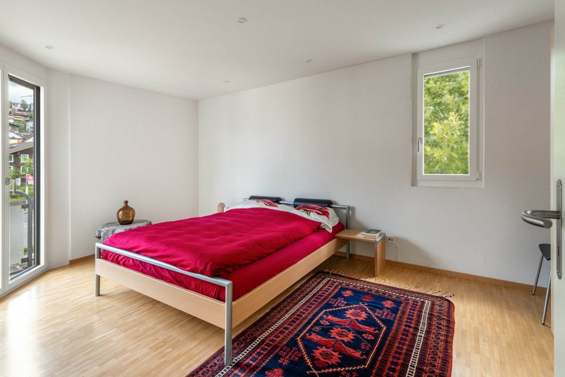 Helles Schlafzimmer mit Doppelbett