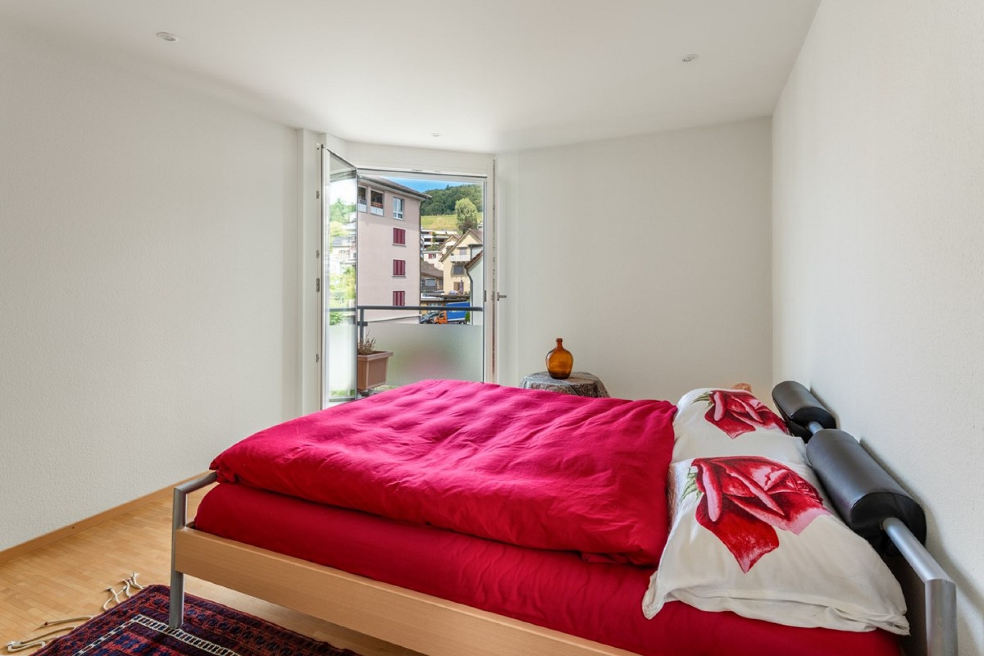 Helles Schlafzimmer mit Balkonblick