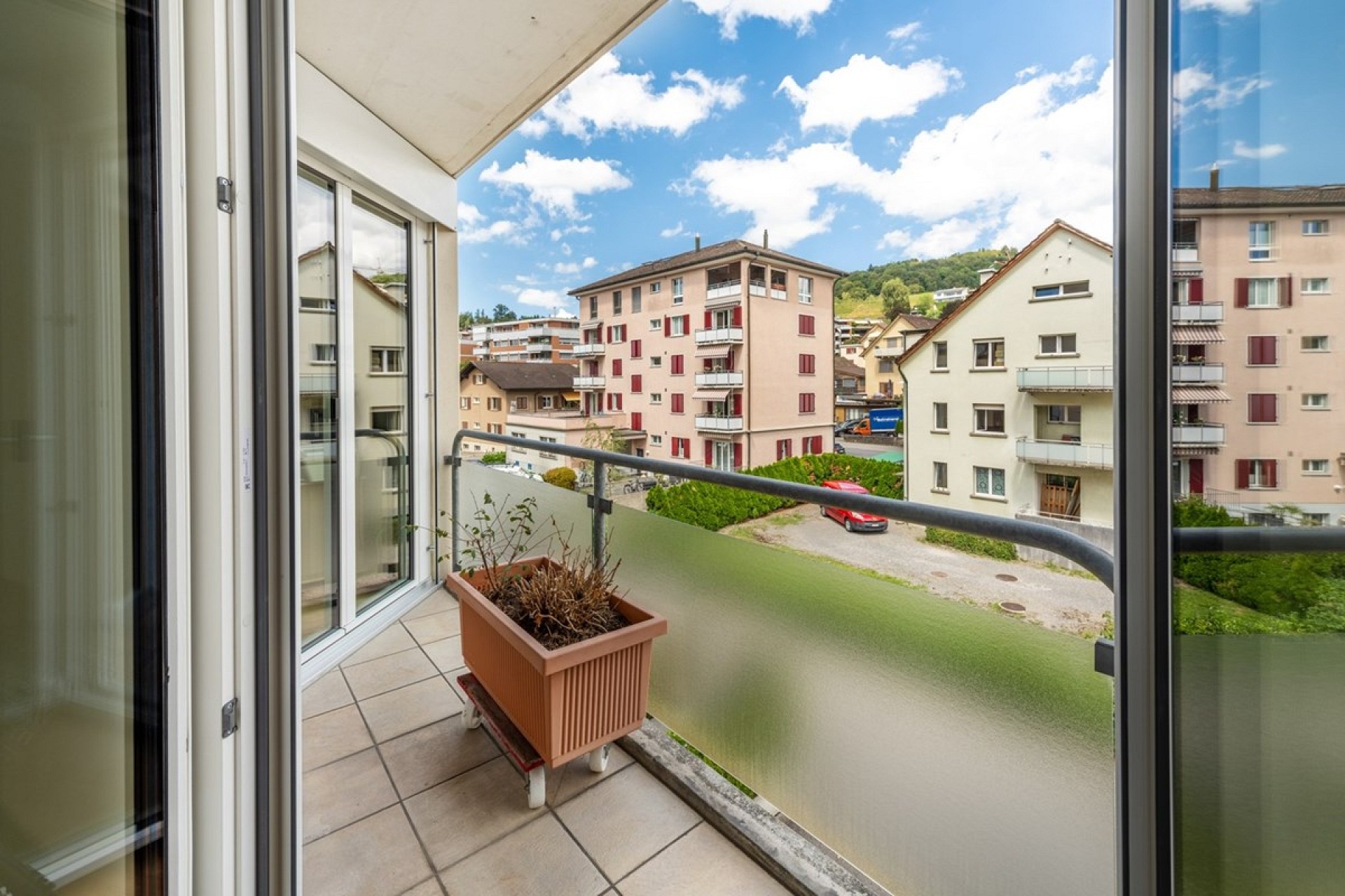 Balkon mit Blick auf Wohnhäuser