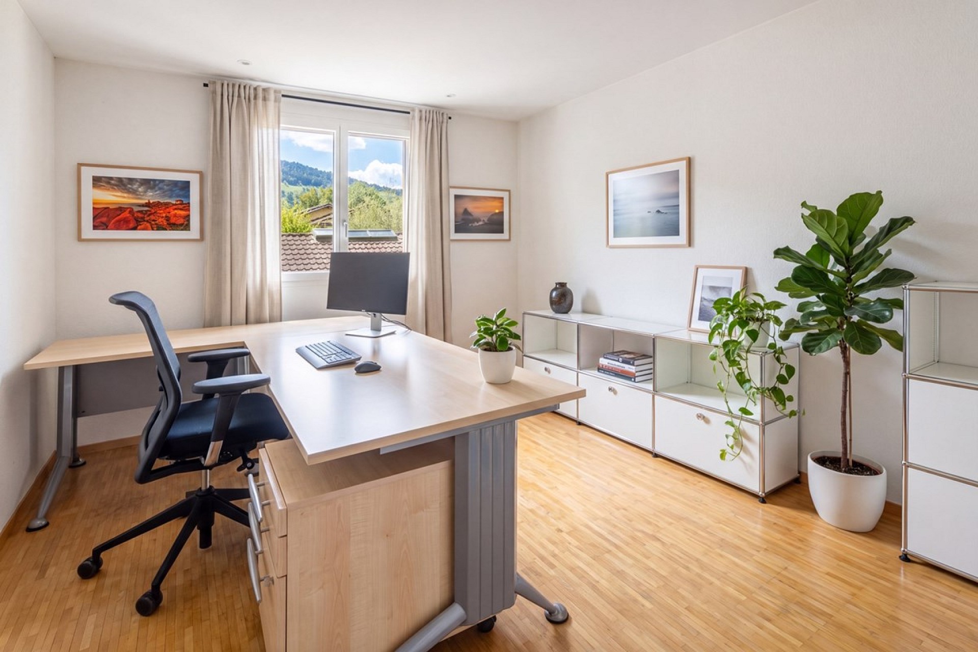 Helles Home-Office mit Ausblick