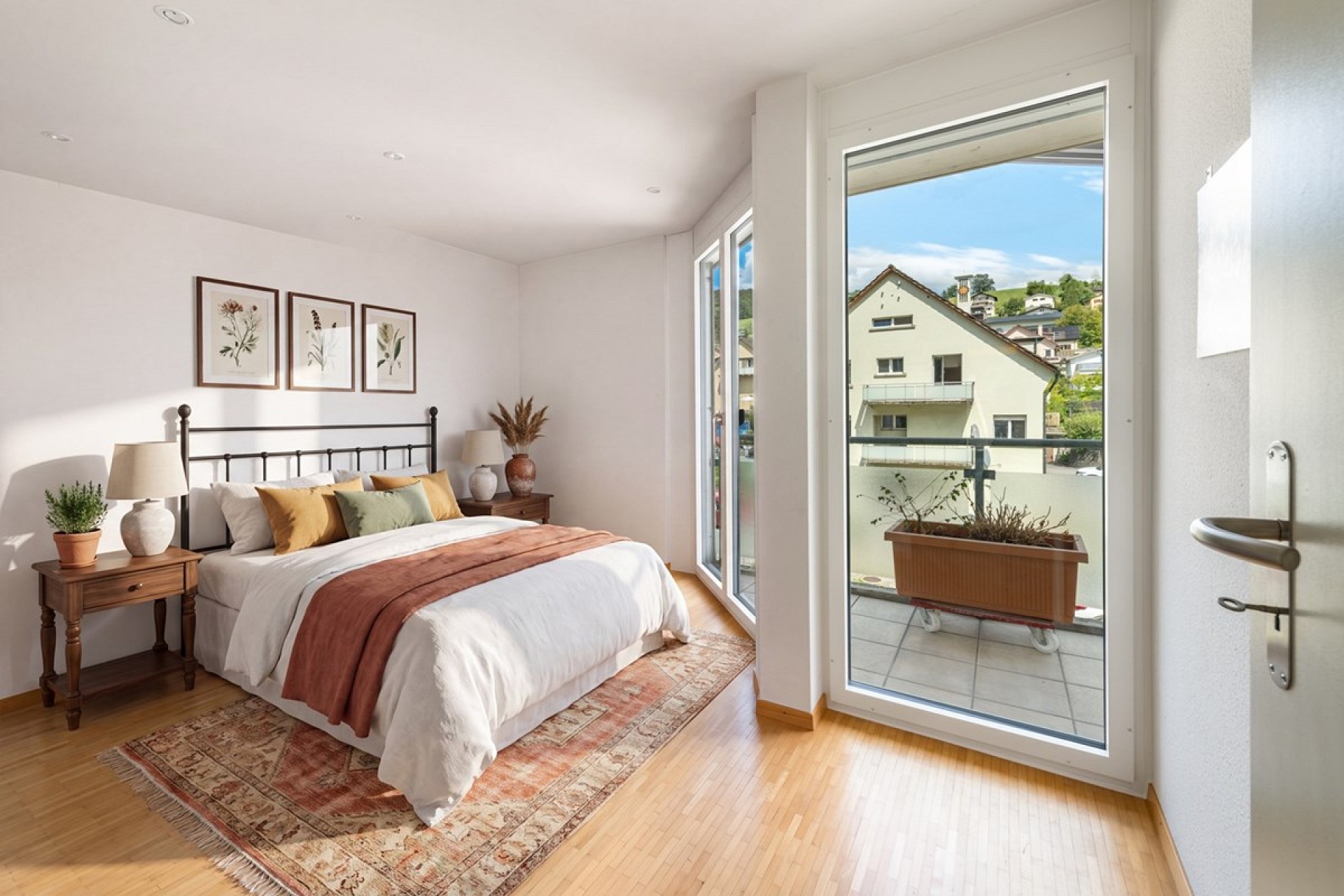 Helles Schlafzimmer mit Balkonblick