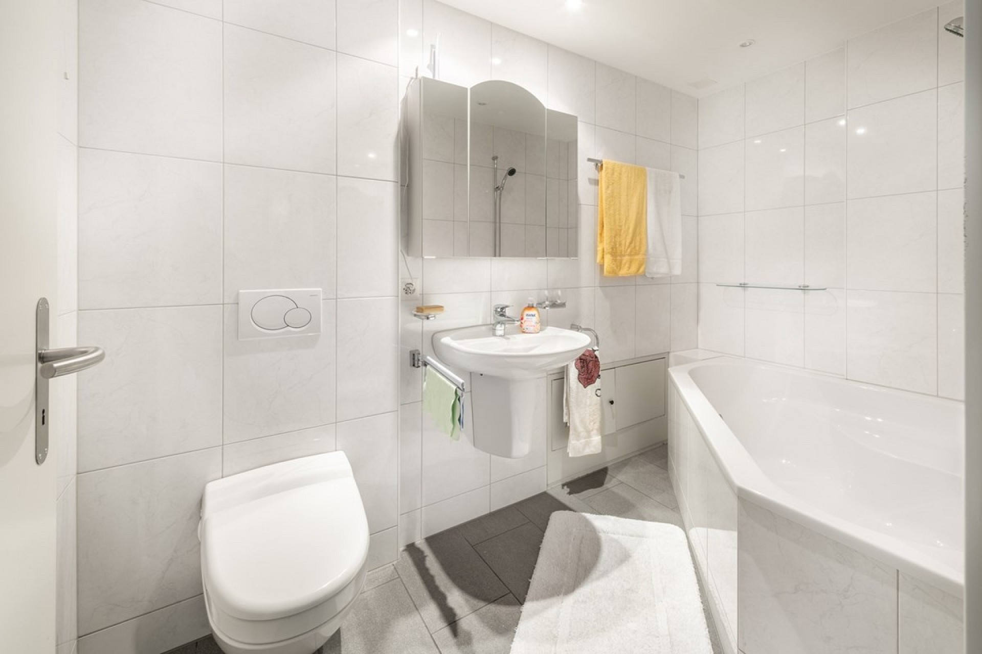Modernes Bad mit Wanne und WC