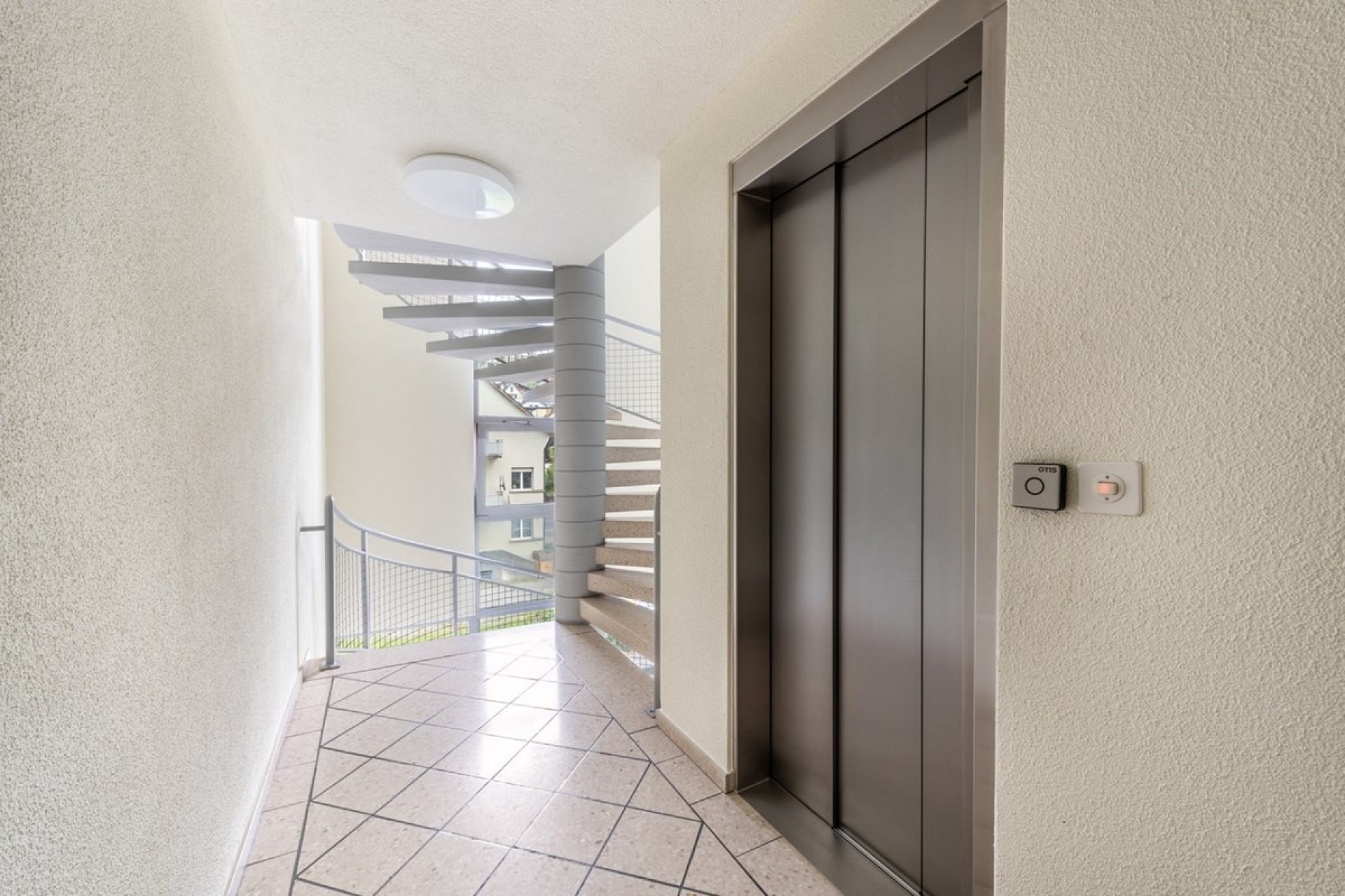 Treppenhaus mit Aufzug und Spiraltreppe