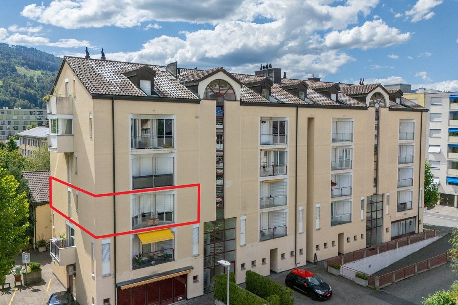 Wohnhaus mit markierter Balkonzone