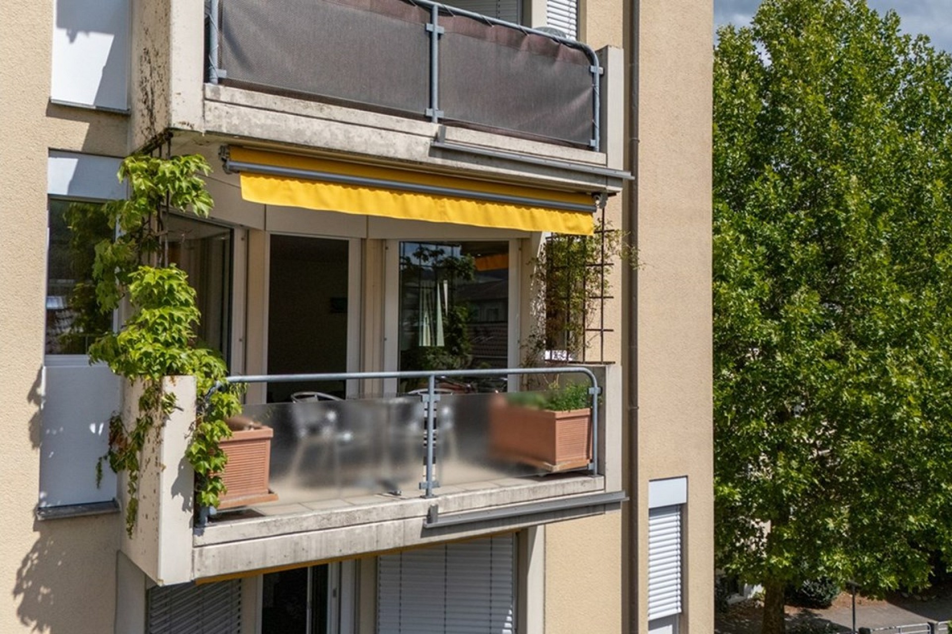 Balkon an Mehrfamilienhausfassade