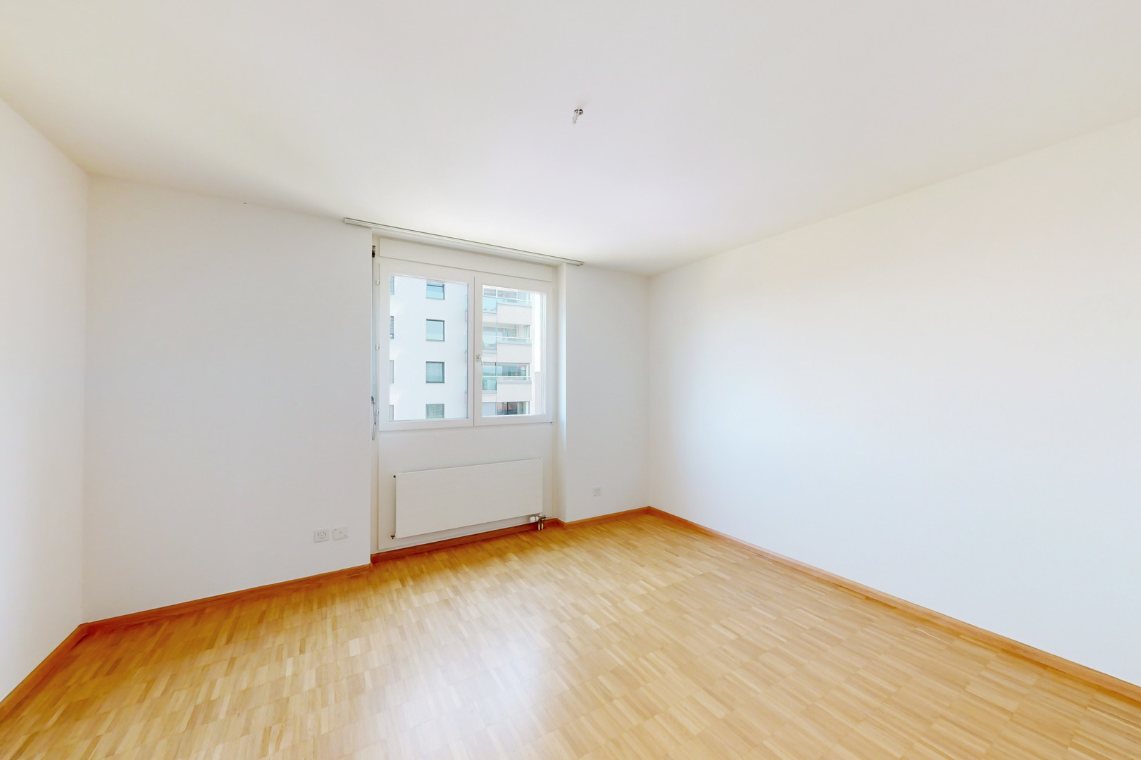 Heller, leerer Wohnraum mit Fenster
