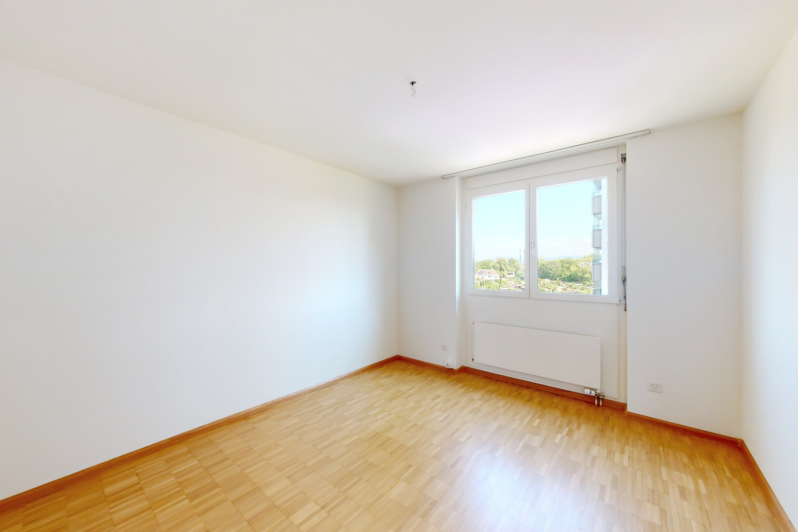 Helles, leer stehendes Zimmer mit Fenster
