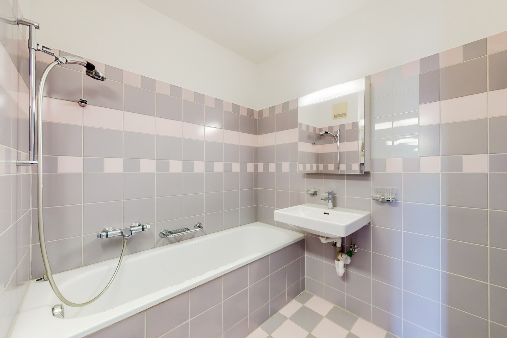 Badezimmer mit Badewanne und Waschbecken