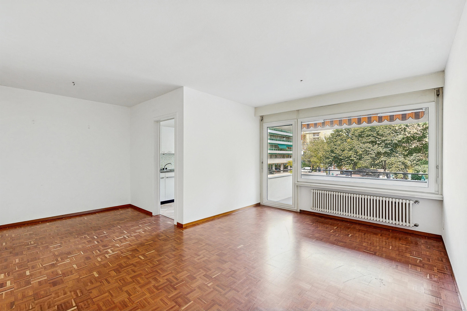 Leeres Wohnzimmer mit Balkonblick