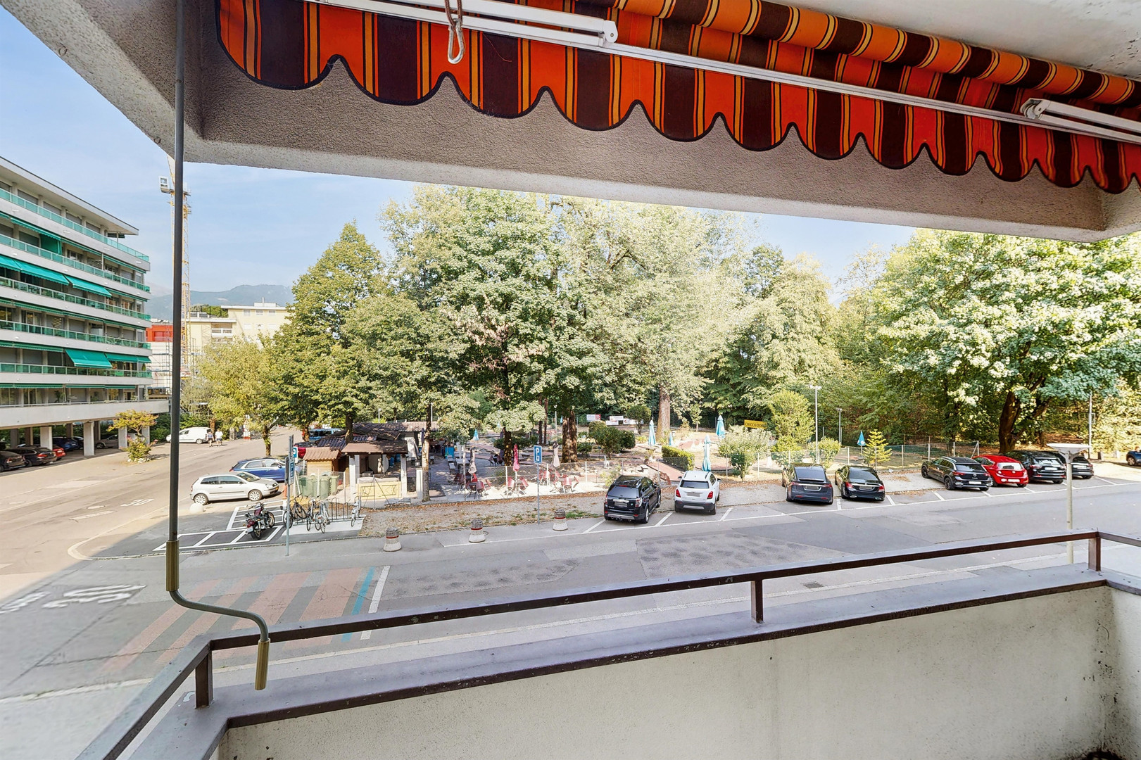 Balkon mit Blick auf Straße und Park