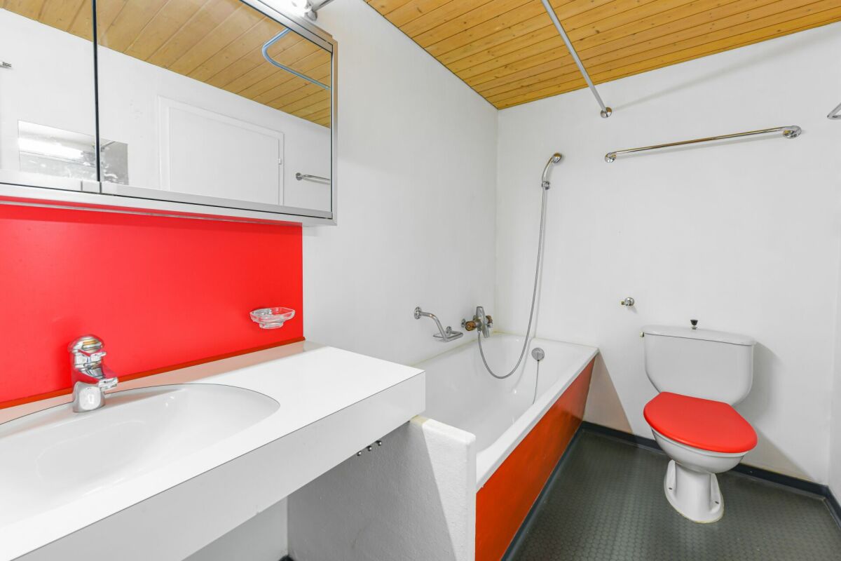 Badezimmer mit auffälligen roten Akzenten