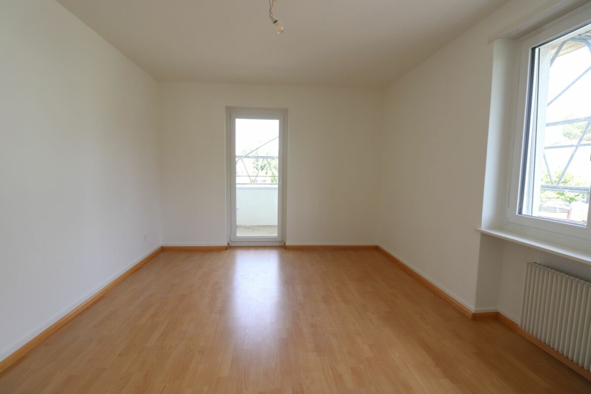 Leerer heller Raum mit Balkon