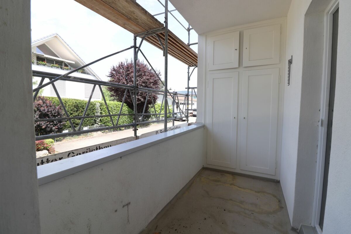 Überdachter Balkon mit Blick ins Wohnumfeld