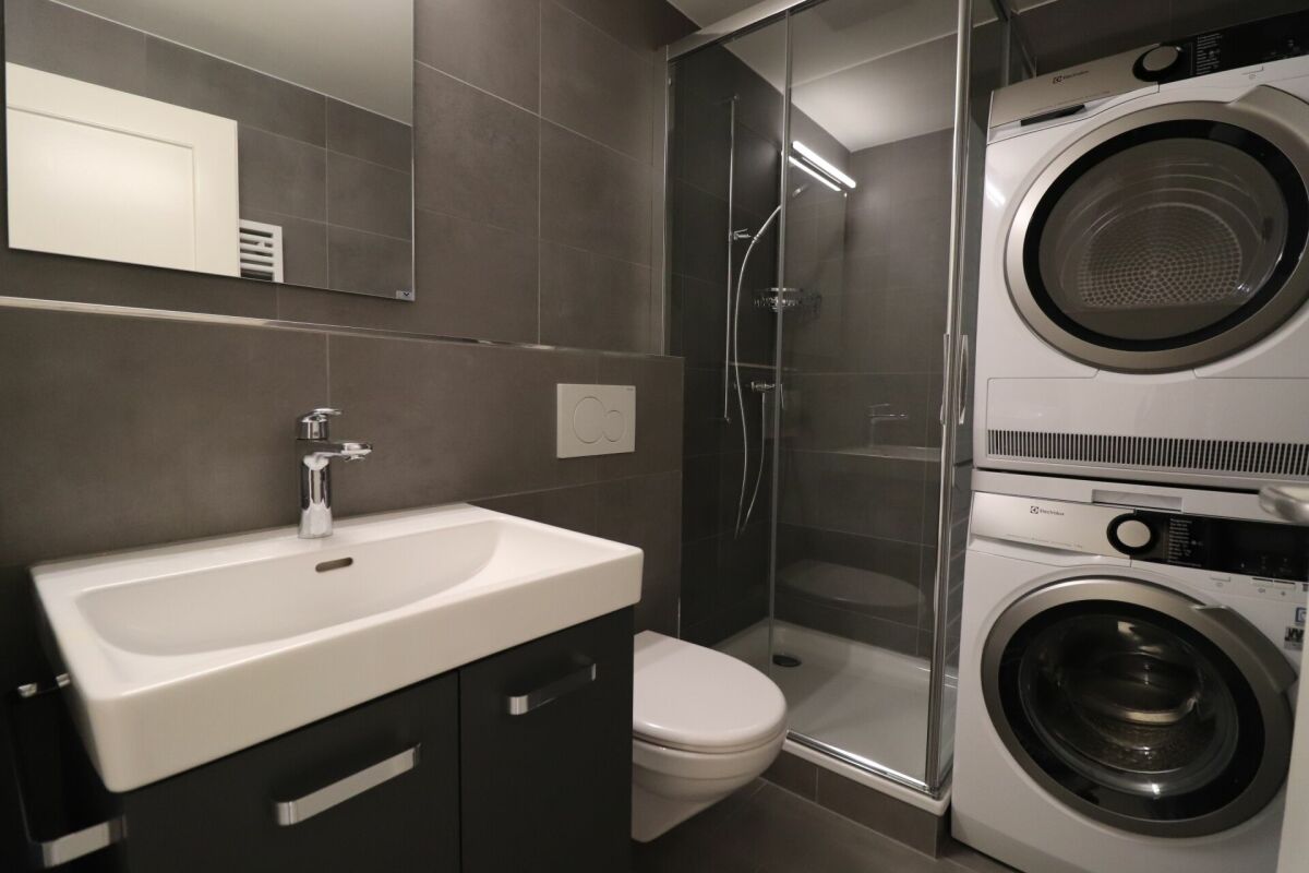 Badezimmer mit Waschtisch und Waschturm