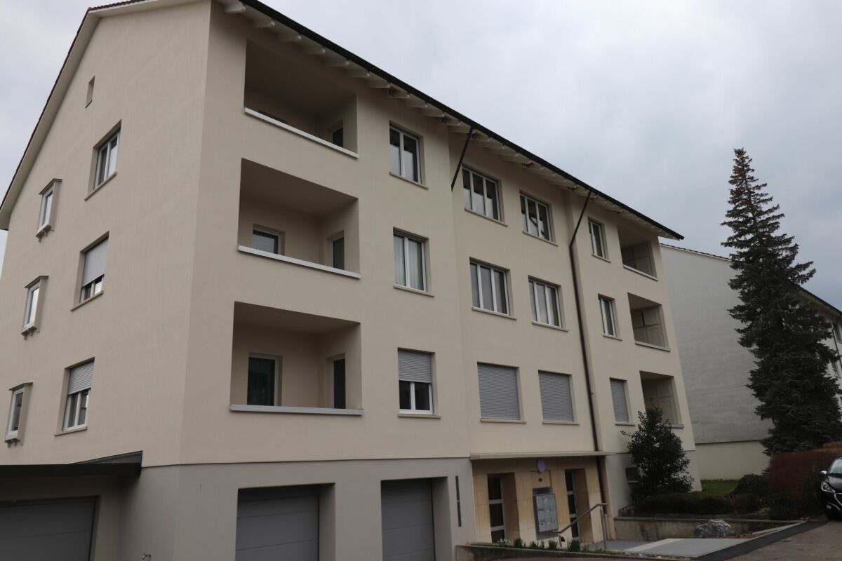 Mehrfamilienhaus mit Balkonen