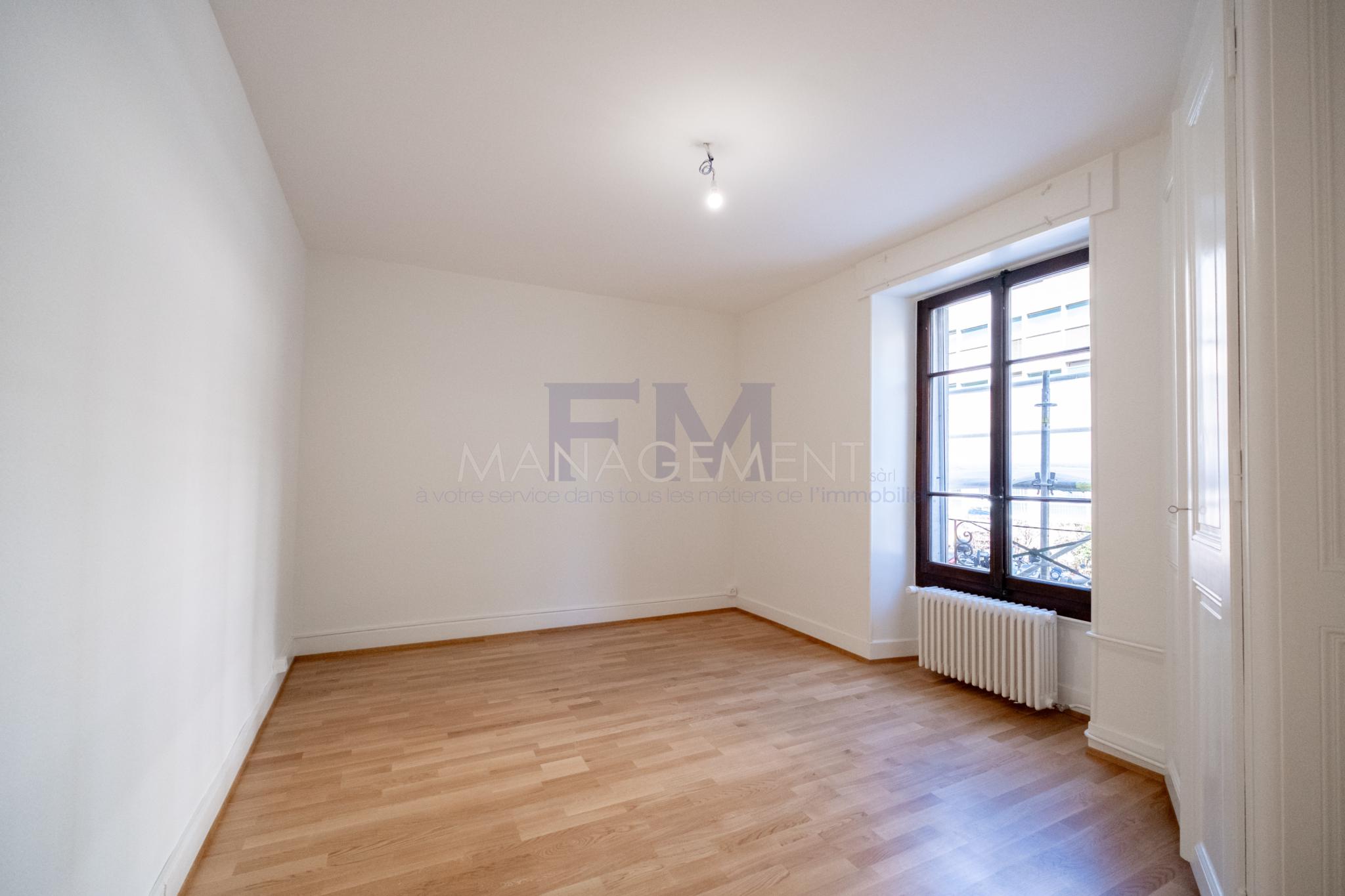 Leerer heller Raum mit Fenster