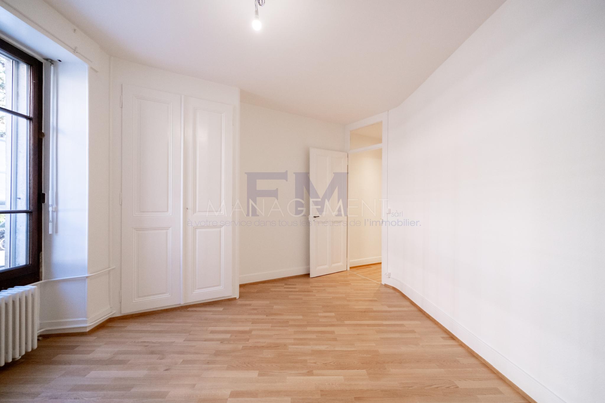 Heller leerer Raum mit Fenster und Einbauschrank