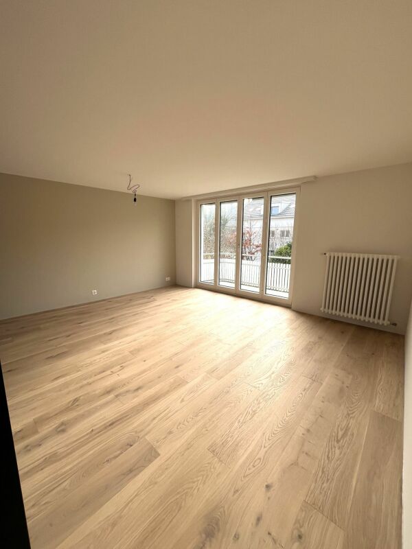 Leerer Wohnraum mit Balkonblick