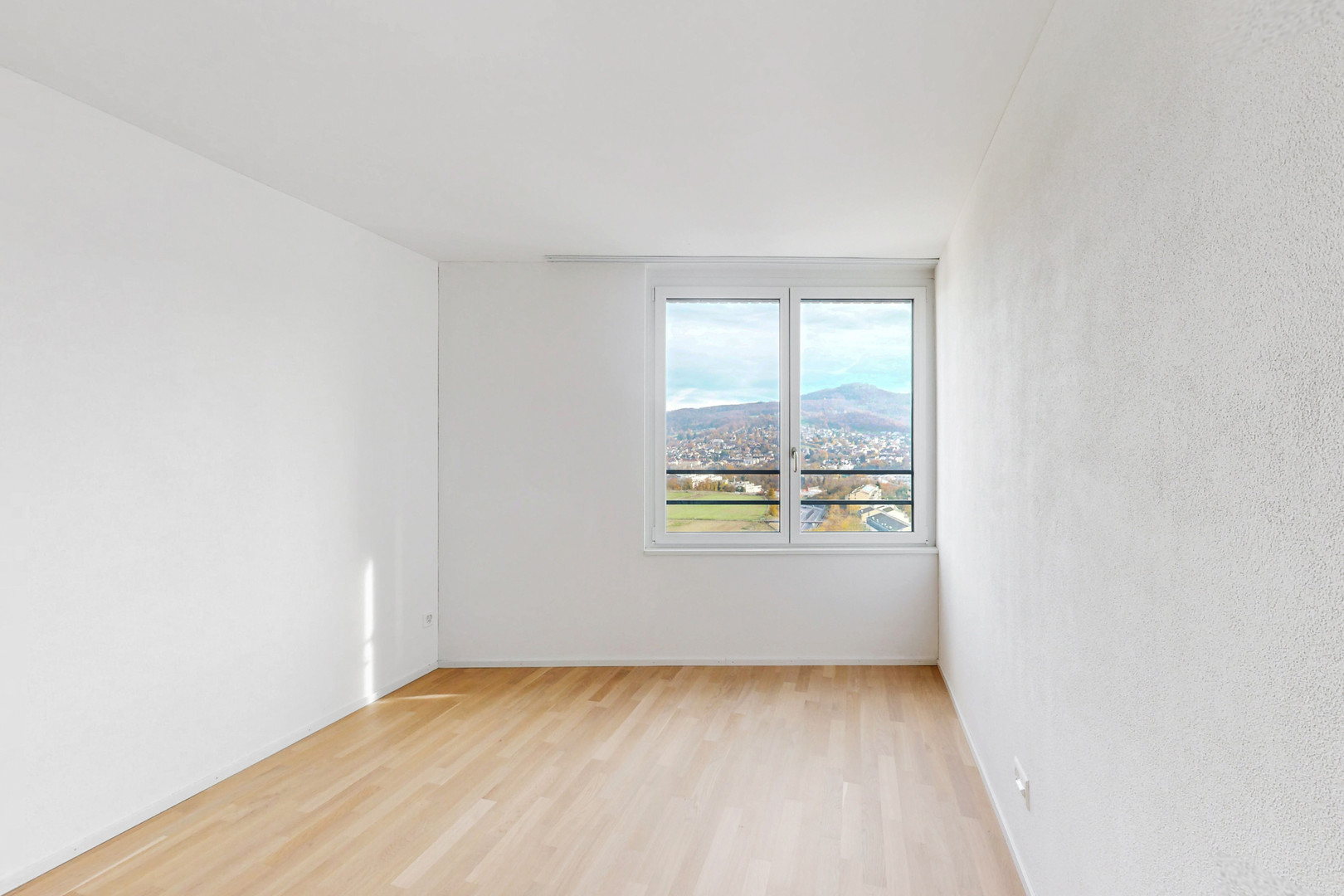 Heller leerer Raum mit Ausblick