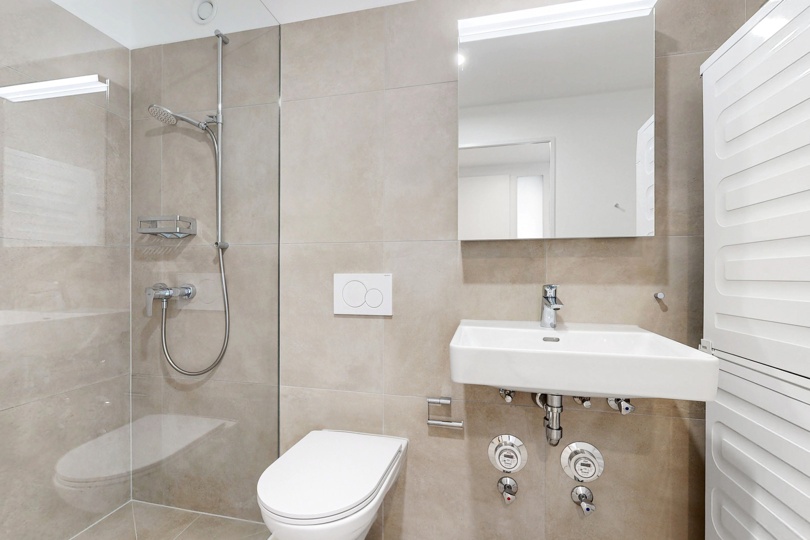 Modernes Bad mit Dusche und Waschbecken