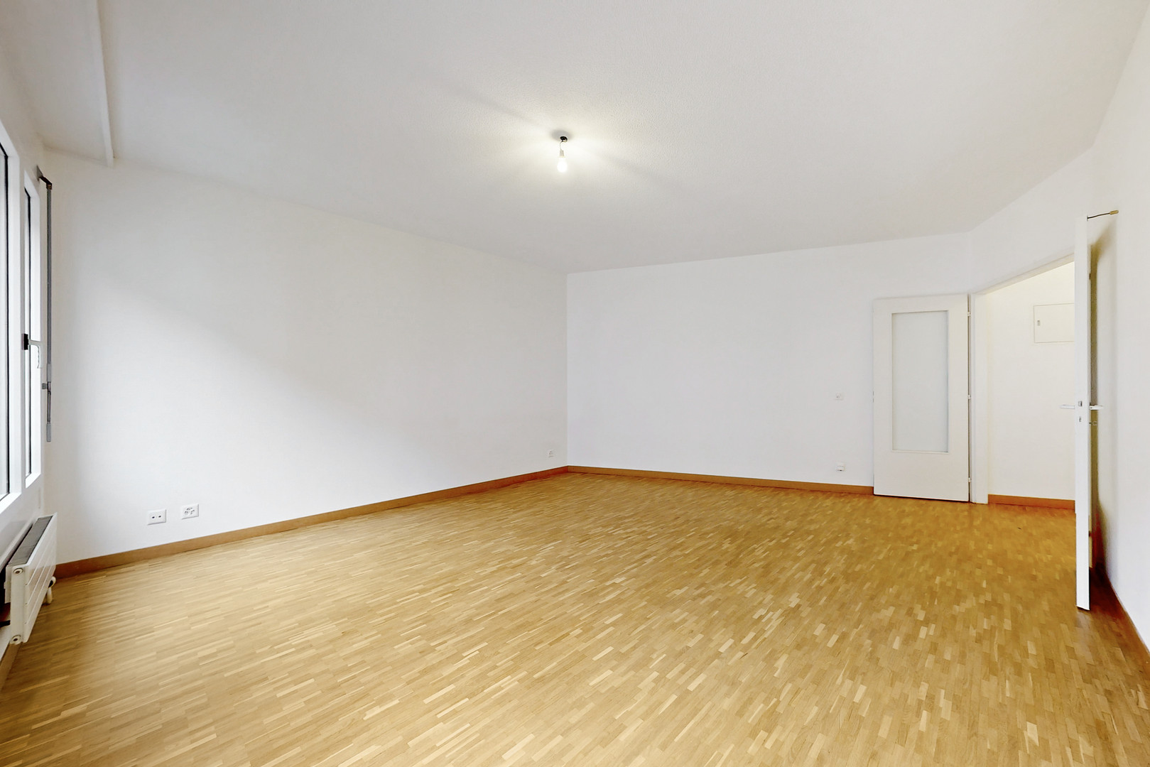 Leerer Wohnraum mit Holzoptik-Boden