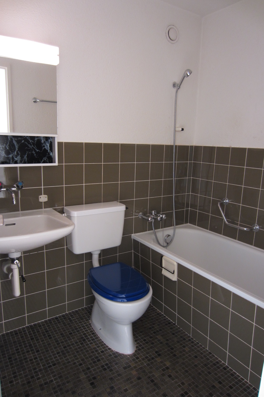 Badezimmer mit Wanne und WC