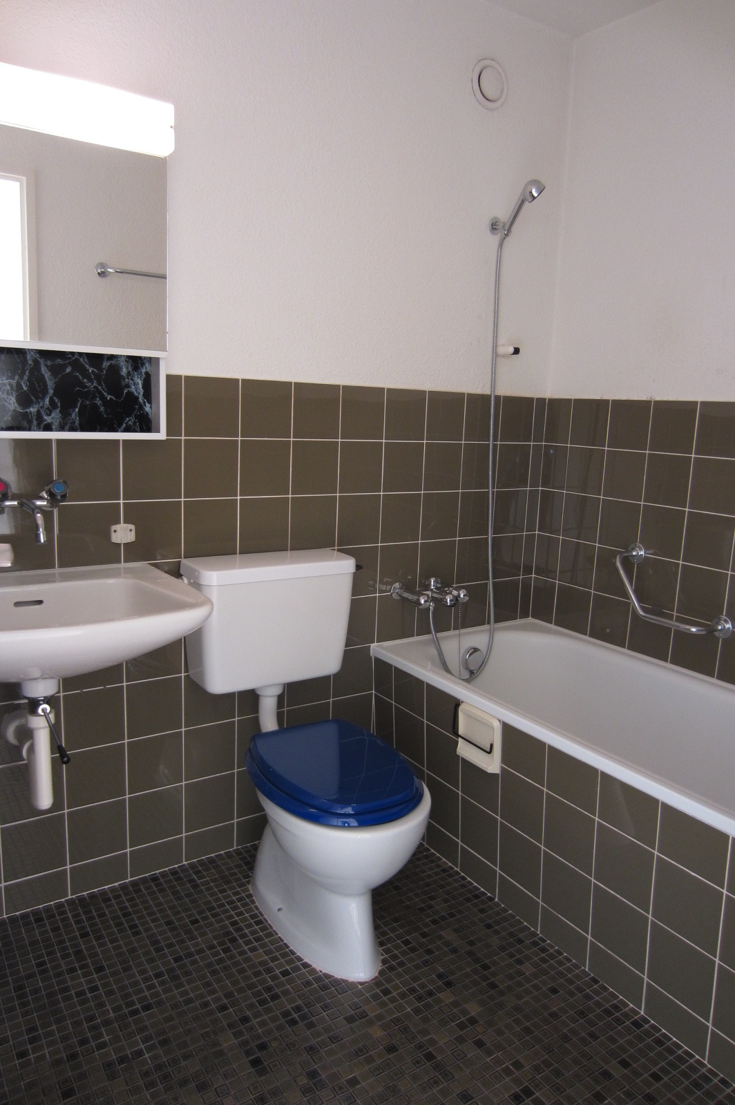 Badezimmer mit Badewanne und WC