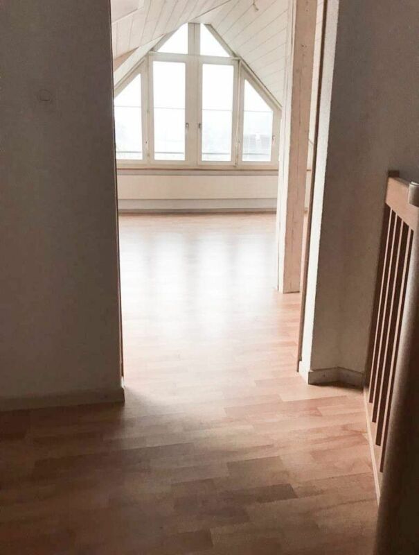 Dachgeschosszimmer mit großen Giebelfenstern