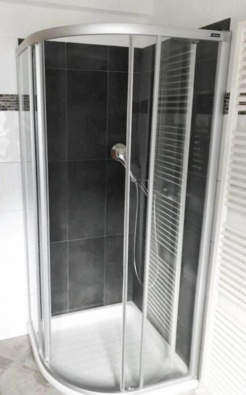 Moderne Eckdusche im Badezimmer