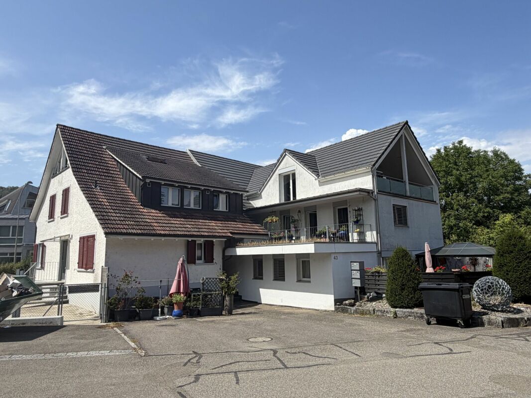 Wohnhaus mit Satteldach und Balkon