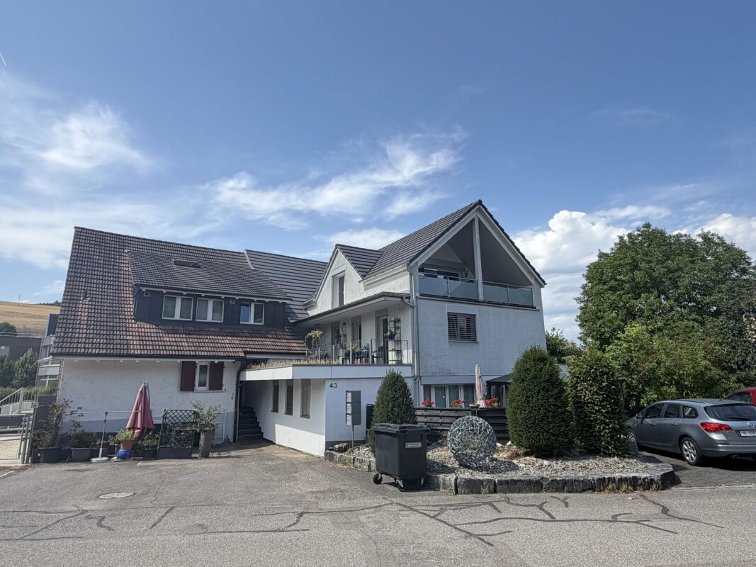 Mehrfamilienhaus mit Satteldach und Balkon