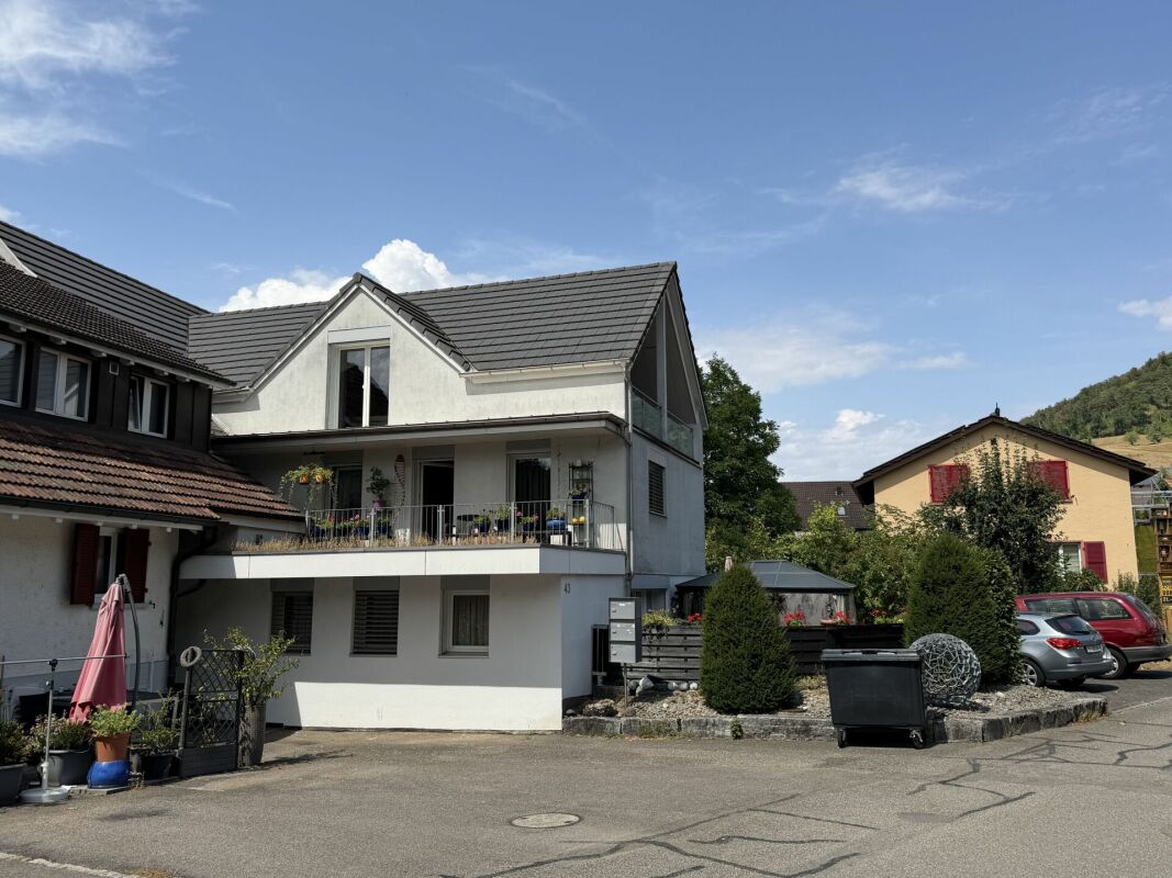 Mehrfamilienhaus mit Balkon und Stellplätzen