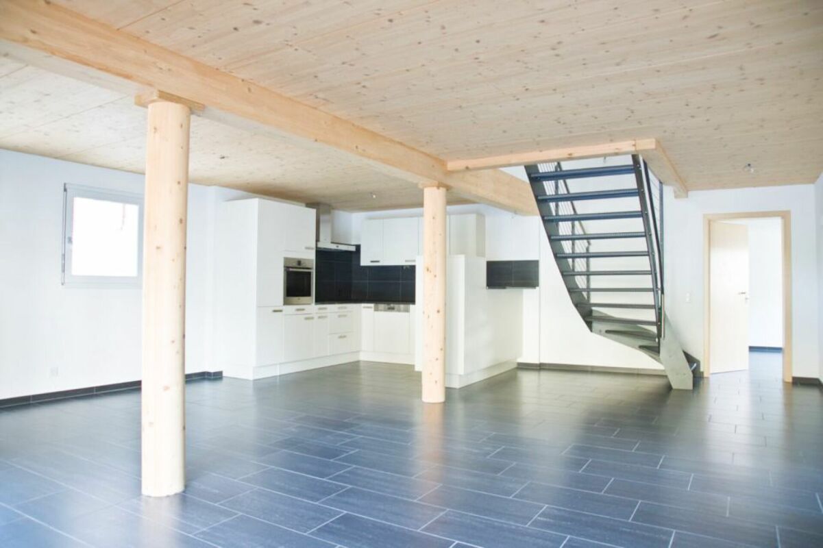Offener Wohnbereich mit Küche und Treppe
