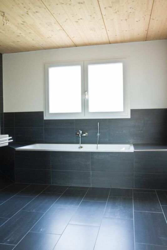 Modernes Badezimmer mit Badewanne und Fenster