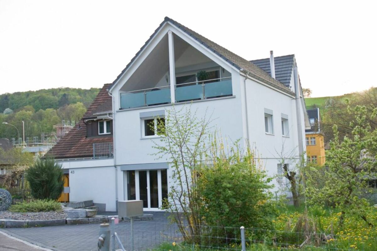 Modernes Einfamilienhaus mit Giebel und Balkon