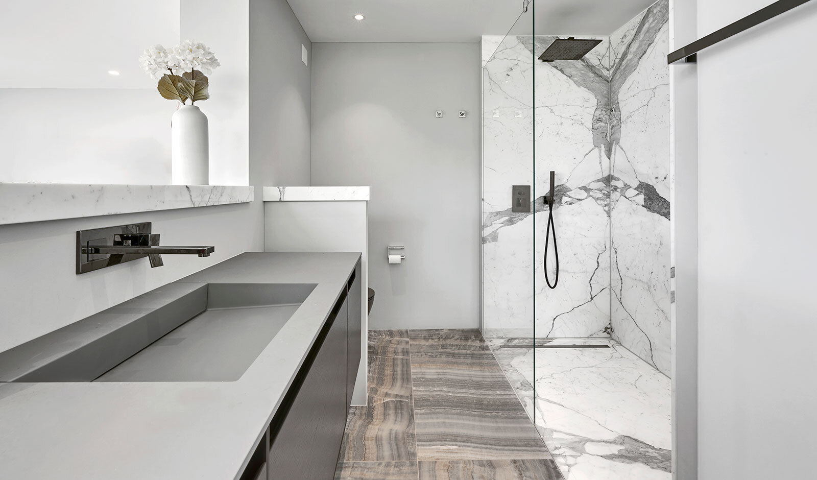 Luxuriöses Badezimmer mit Doppelwaschtisch und begehbarer Dusche