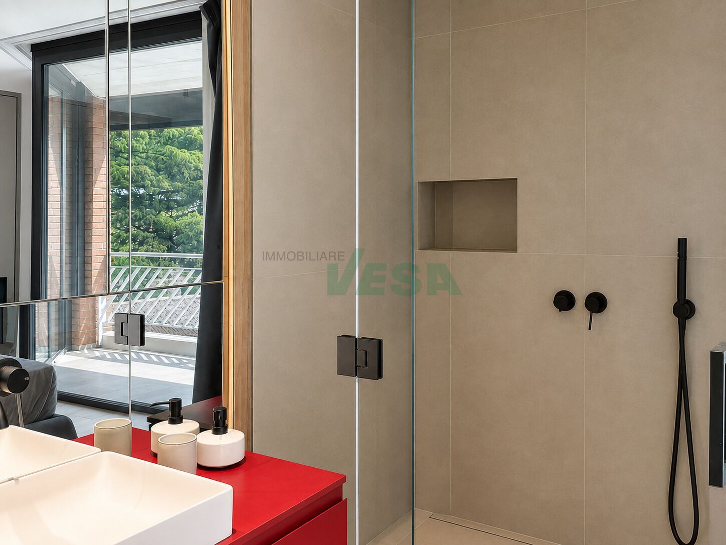 Modernes Badezimmer mit Dusche und Terrasseblick