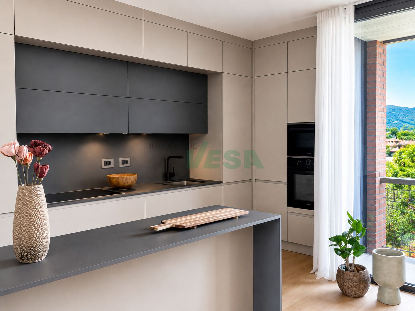 Moderne Küche mit Balkonblick