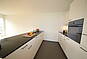 Modernes Schlafzimmer mit Doppelbett