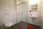 Modernes Badezimmer mit begehbarer Dusche