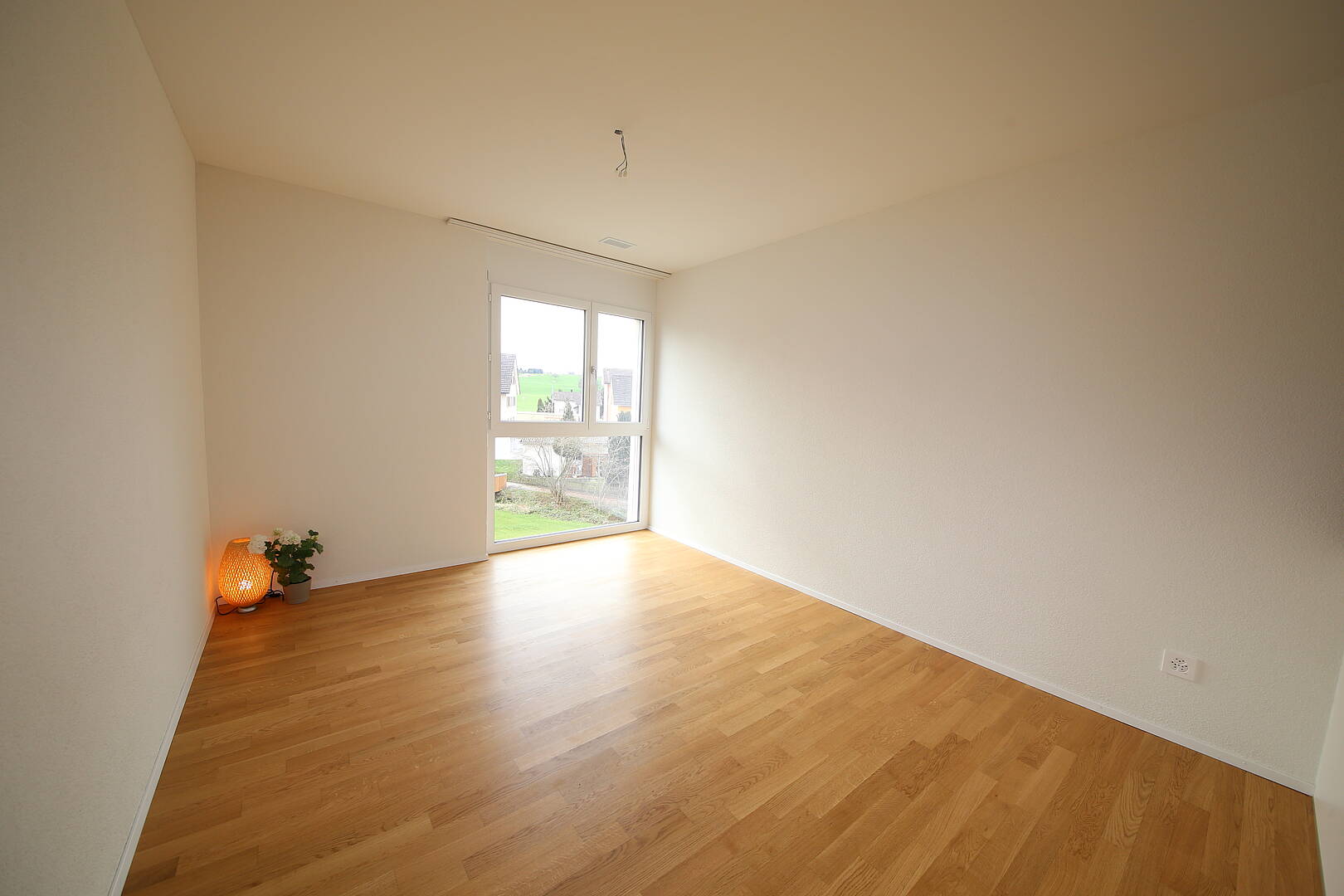 Heller leerer Raum mit großem Fenster