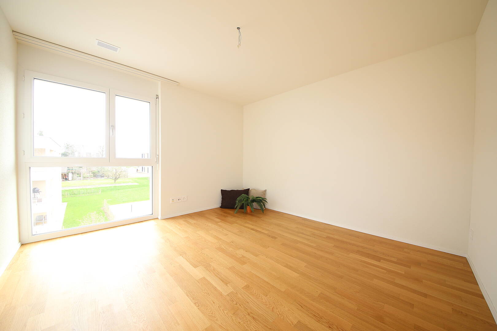 Helles, leeres Zimmer mit großem Fenster