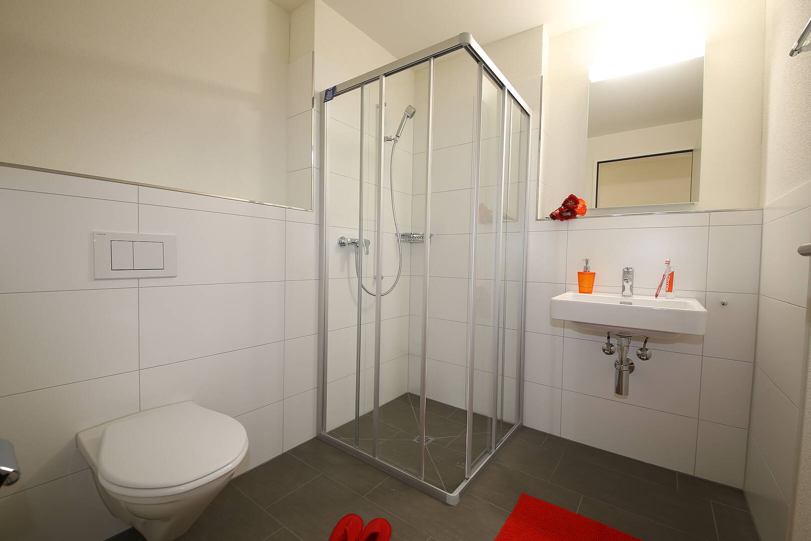 Modernes Badezimmer mit Dusche und WC