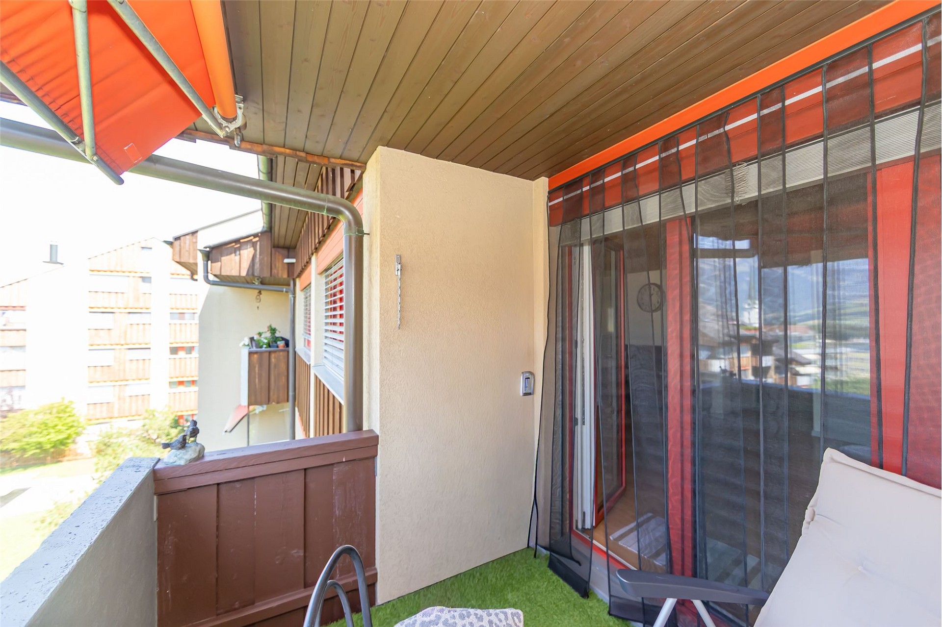 Balkon mit Markise und Glasfront